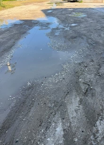 Sáros, felázott munkaterület állóvízzel és keréknyomokkal
